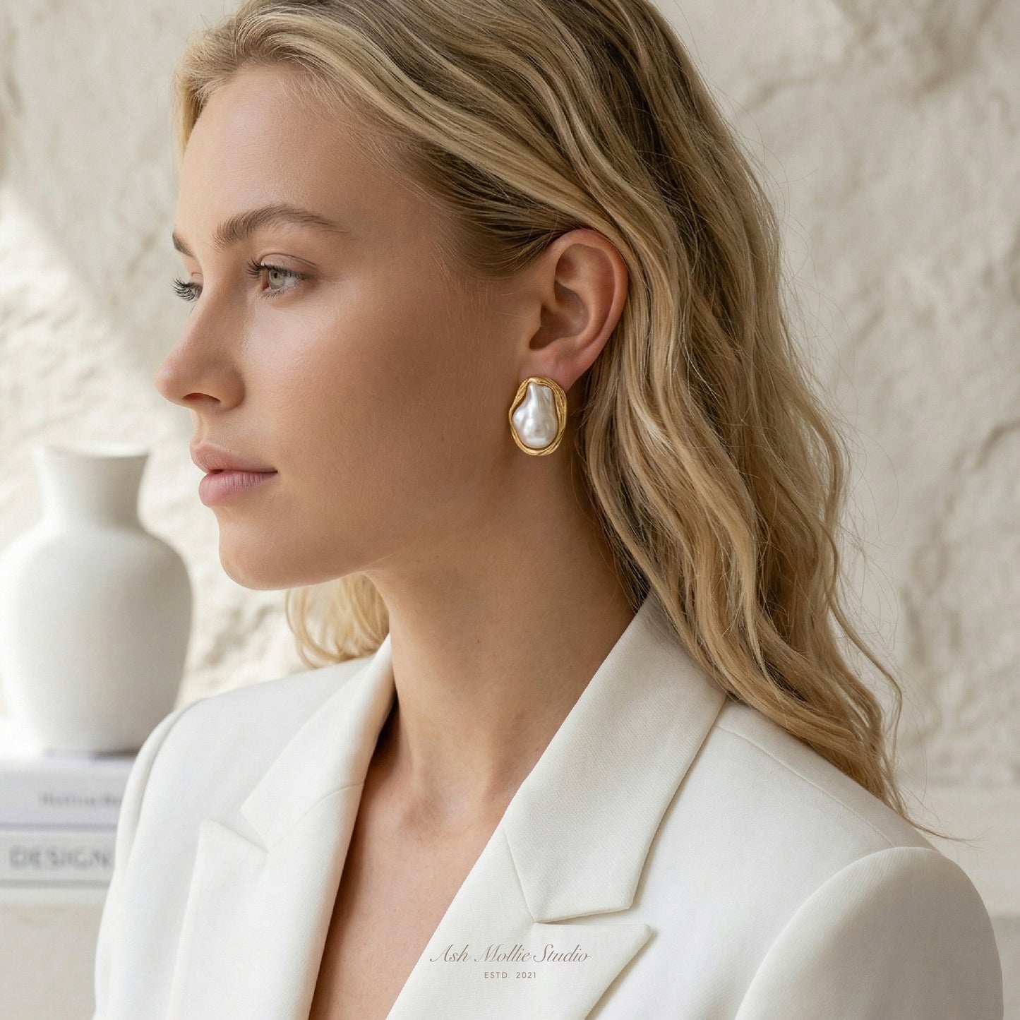 AMELIE Chunky Gold Pearl Stud Earrings for Women – Minimalist Everyday Jewelry | Ash Mollie Studio - ASH MOLLIE STUDIO