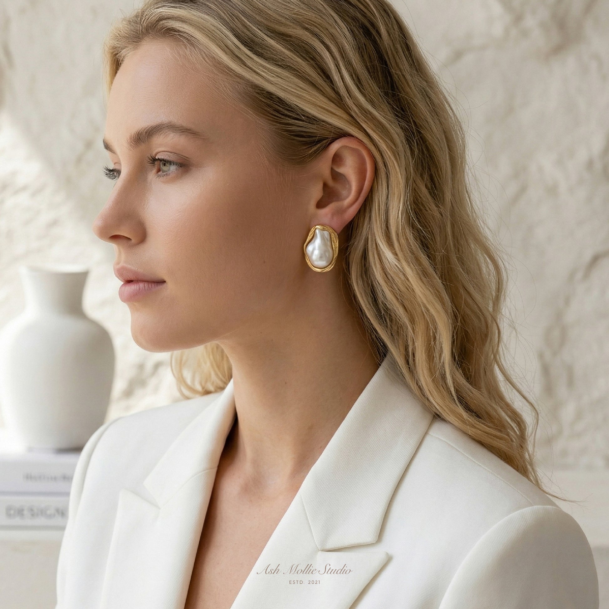 AMELIE Chunky Gold Pearl Stud Earrings for Women – Minimalist Everyday Jewelry | Ash Mollie Studio - ASH MOLLIE STUDIO