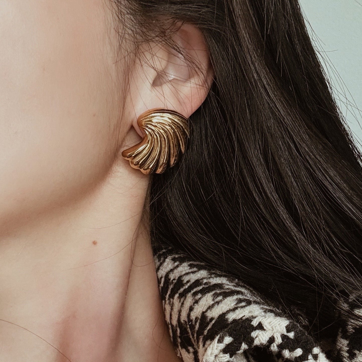 Shell-patterned hypoallergenic vintage earrin