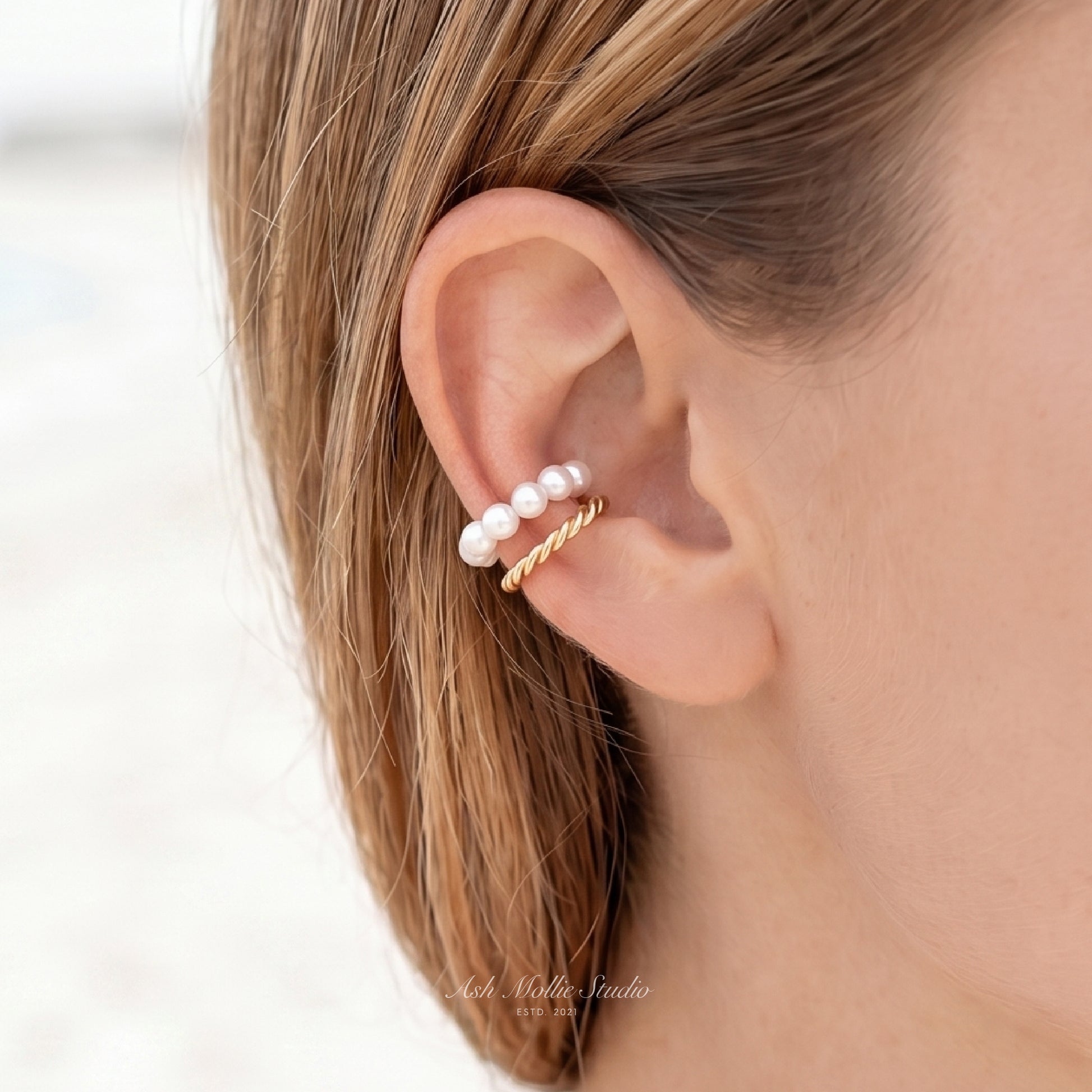 EPHY Pearl Chain Ear Cuff – Gold Minimalist No Piercing Statement Jewelry | Ash Mollie Studio - ASH MOLLIE STUDIO