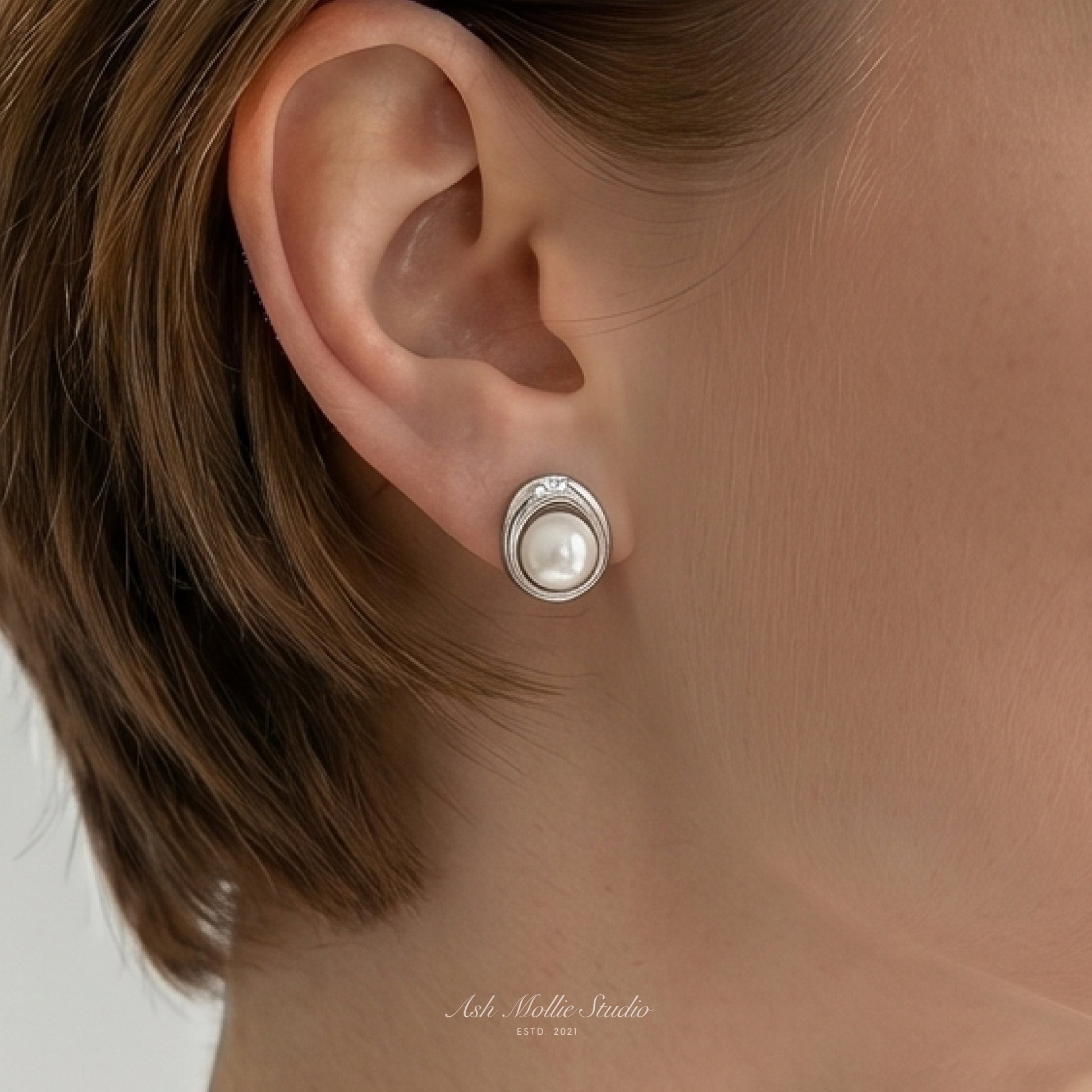 SELENE Gold Pearl Stud Earrings for Women – Minimalist Dainty Everyday Classic Jewelry | Ash Mollie Studio - ASH MOLLIE STUDIO