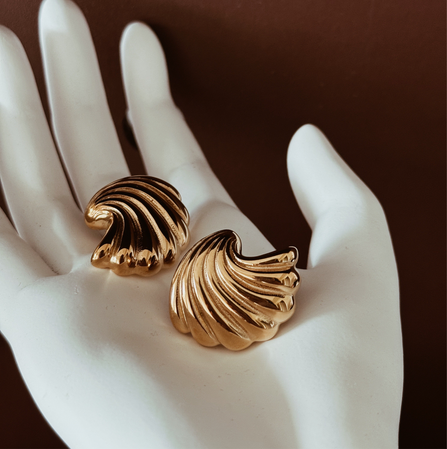 Shell-patterned hypoallergenic vintage earrin