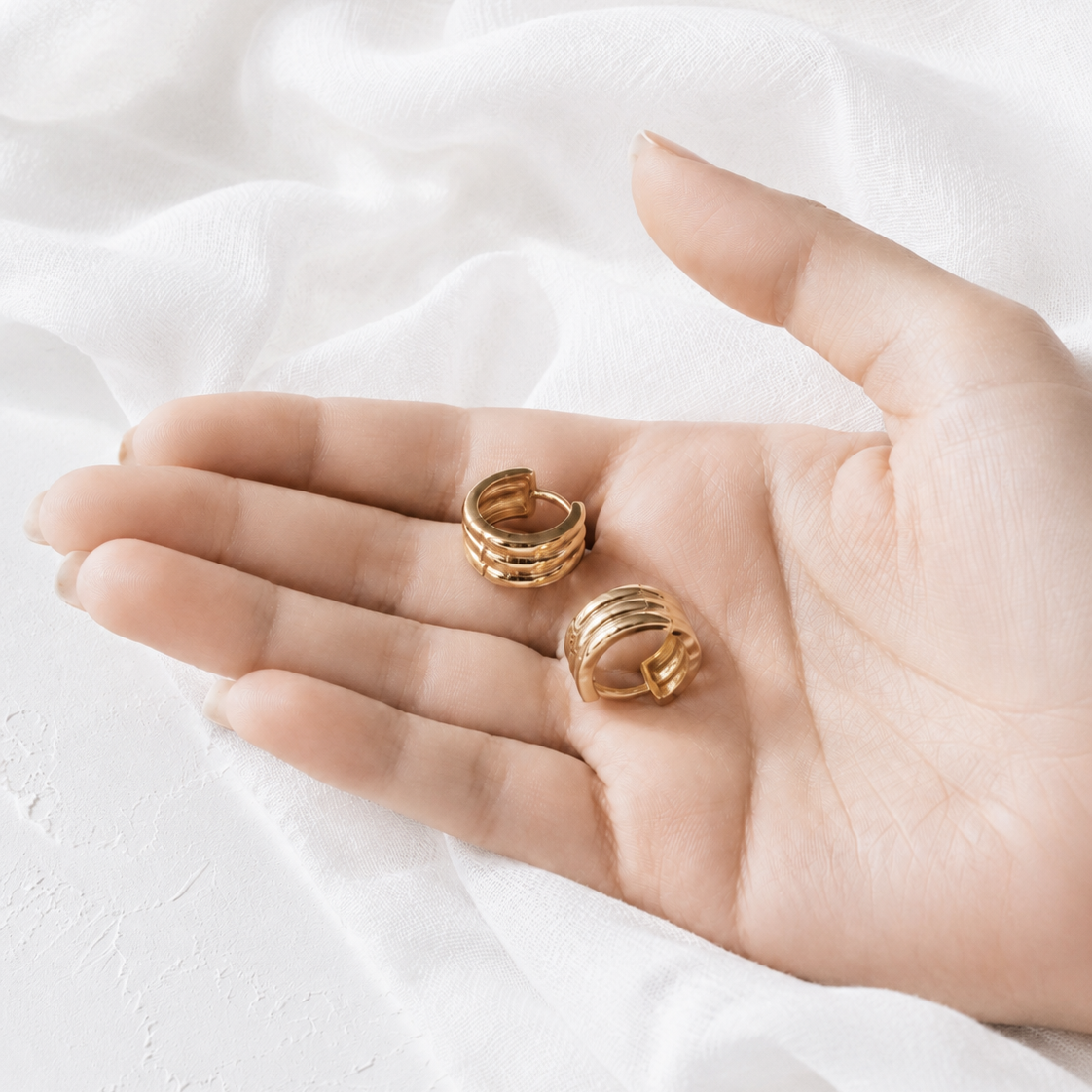 EPONA Ribbed Striped Minimalist Small Hoop Earrings - ASH MOLLIE STUDIO