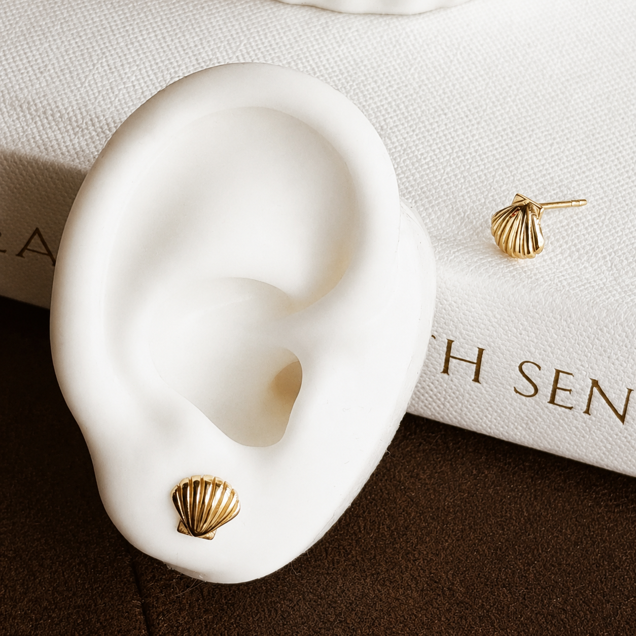 AINE Scallop Shell Stud Earrings