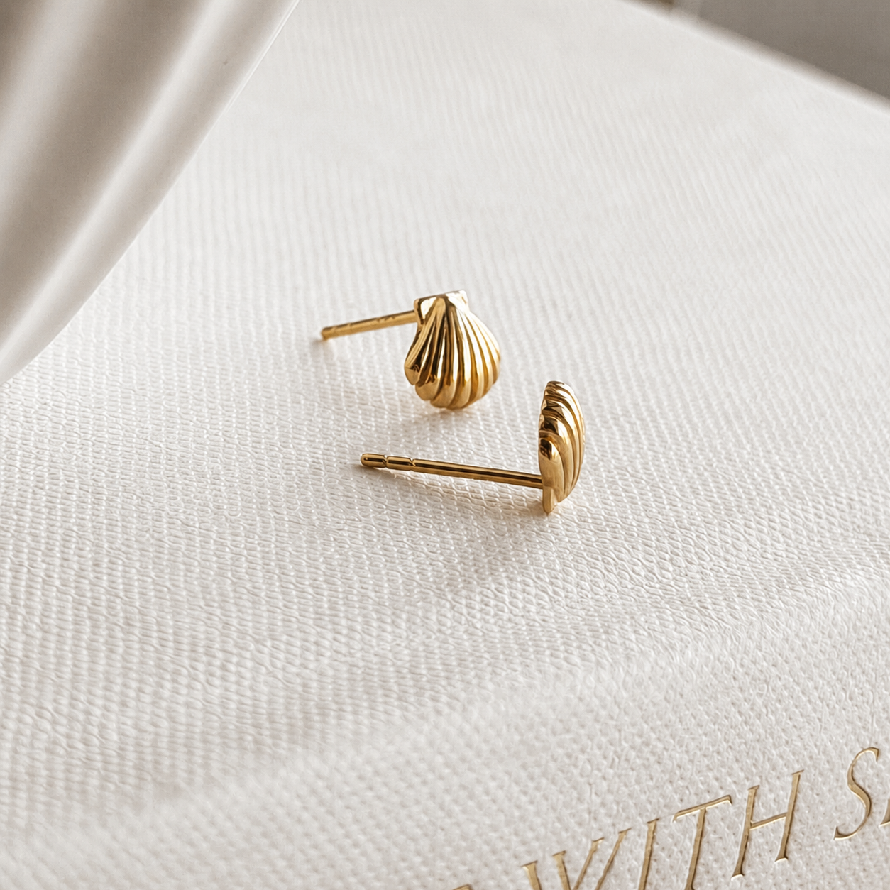 AINE Scallop Shell Stud Earrings