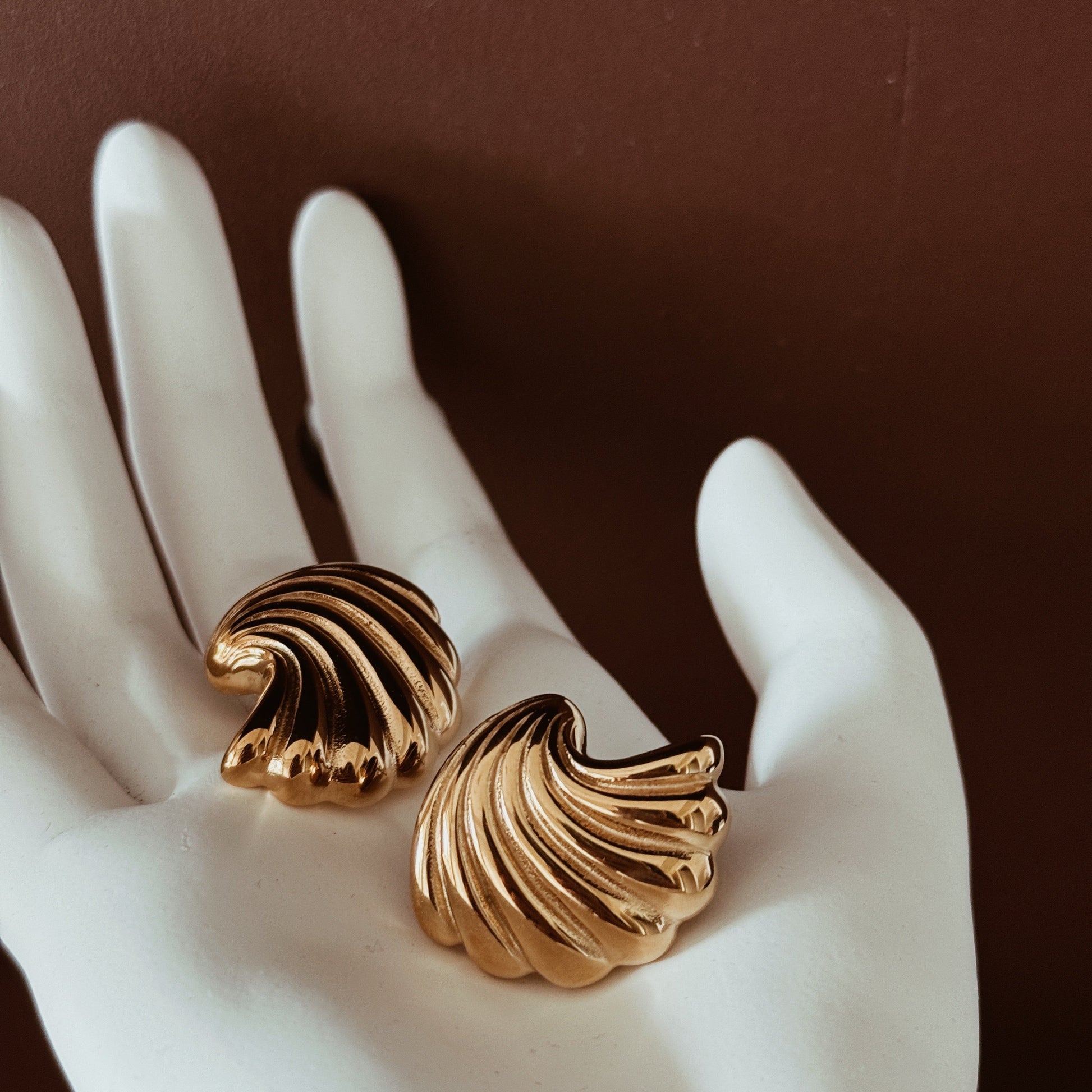 Shell-patterned hypoallergenic vintage earrin