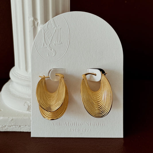 Vintage gold-plated drop earrings with fan-like design