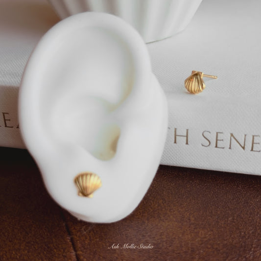 AINE Scallop Shell Stud Earrings